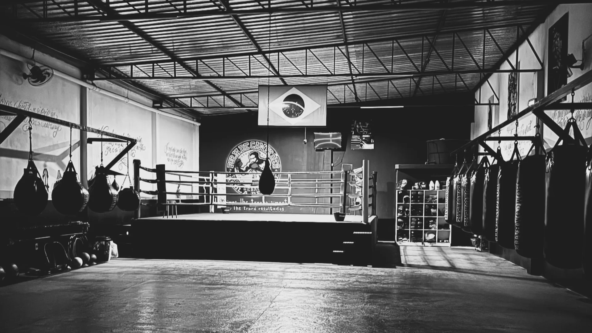 Interior da academia Forja de Campeões com equipamentos de boxe